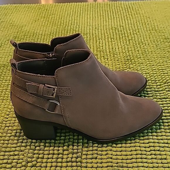 SONOMA SZ 8 med upper leather  ankle boots NWOT - Picture 1 of 8